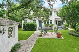 Building Photo - 67 S Wren St