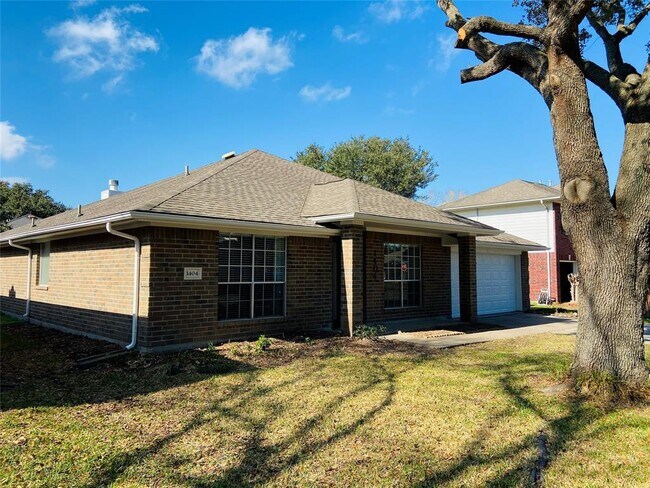 Building Photo - 1404 Helmsley Dr