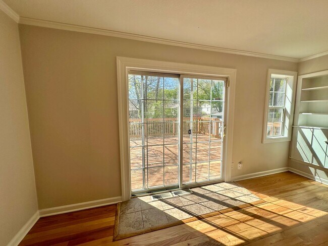 Foto del edificio - {5221} Updated Prairie Village Ranch + Fenced Yard + One Car Garage