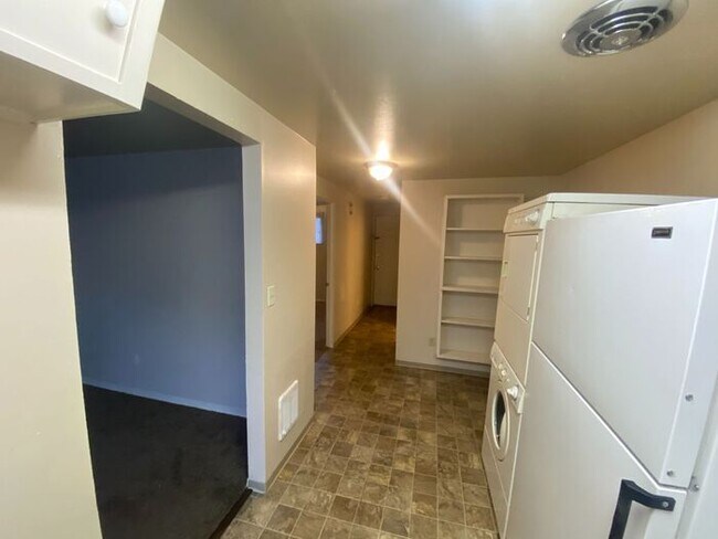 Building Photo - One Bedroom Duplex - Unit 708