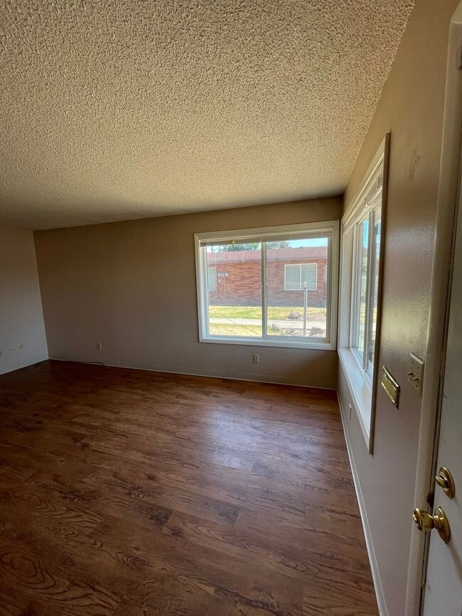 Foto del edificio - 2 bed 1 bath duplex - water, sewer and gar...