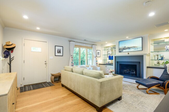 Foto del edificio - Charm of a Carmel Cottage in Menlo Park Al...