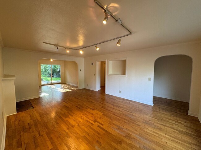 Foto del edificio - 3 Bedroom House in Southwest Eugene