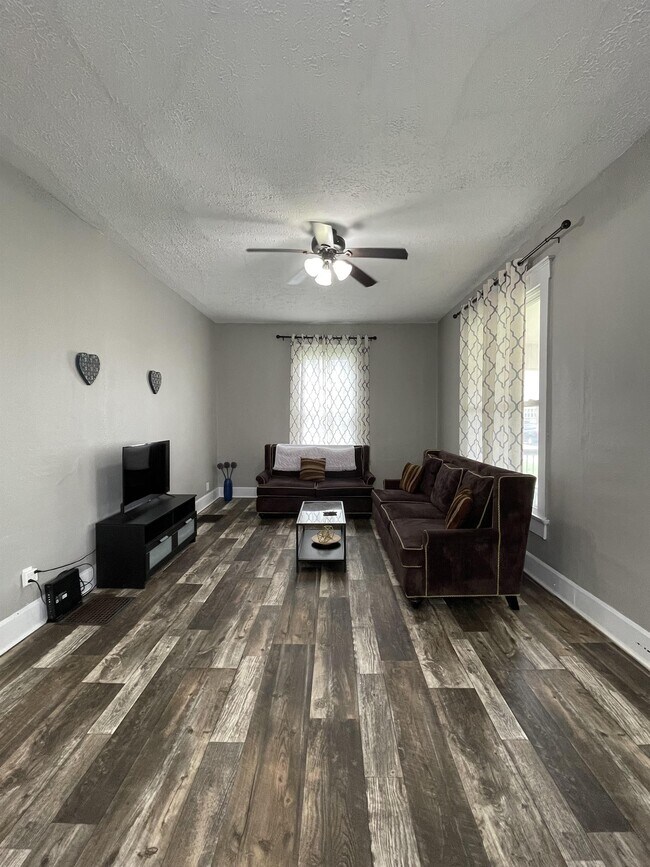 Foto del edificio - 841 S Tompkins St