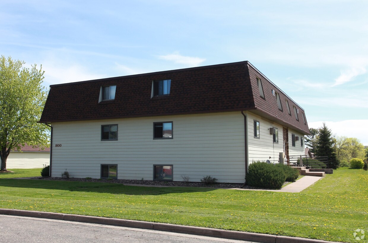 Building Photo - 1600 Redwood Dr