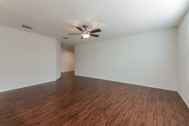 Foto del edificio - $1,850 4 Bed/2 Bath/2 Garage Ready for Move-in Home in Woodland Creek