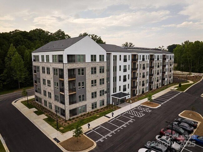 Building Photo - 9132 Senator Royall Dr