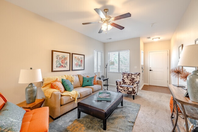 2 habitaciones, 2 baños - 1087 pies cuadrados - Sala familiar - SunSTONE at Fox Ridge