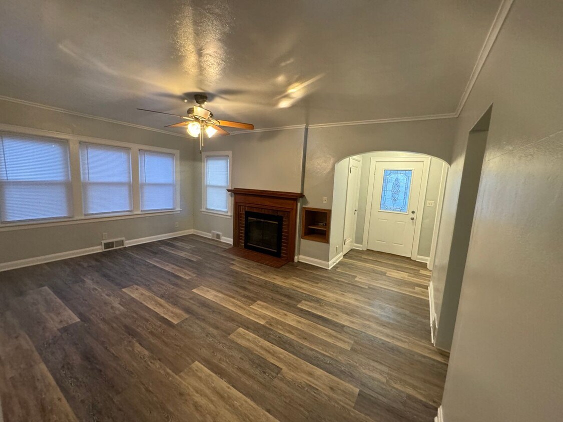 Primary Photo - 3 bedroom, 2 bath House with 2 car detache...