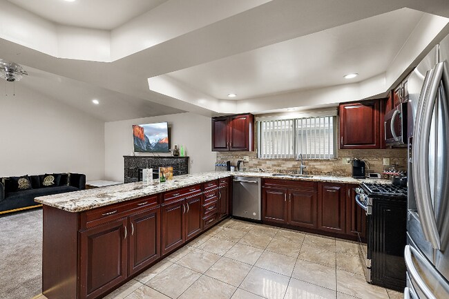 Building Photo - 35715 Maureen Dr