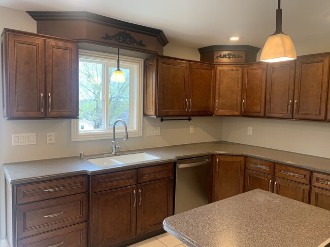Foto del edificio - 3 Bed, 2 Bath Home w/ 1 Car Garage and Fen...