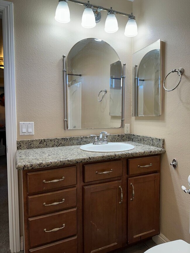 Building Photo - Modern Upstairs Unit Condo with Lots of Su...