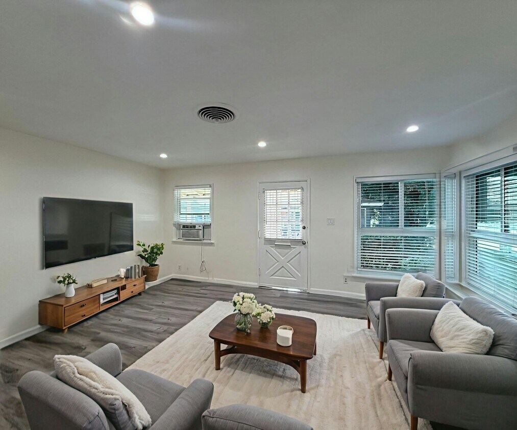 Foto principal - 504 N Hollywood Way