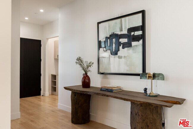 Foto del edificio - 7331 Whitaker Ave