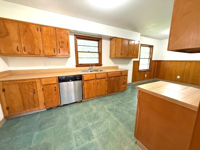 Building Photo - 5243 Laurie Ln