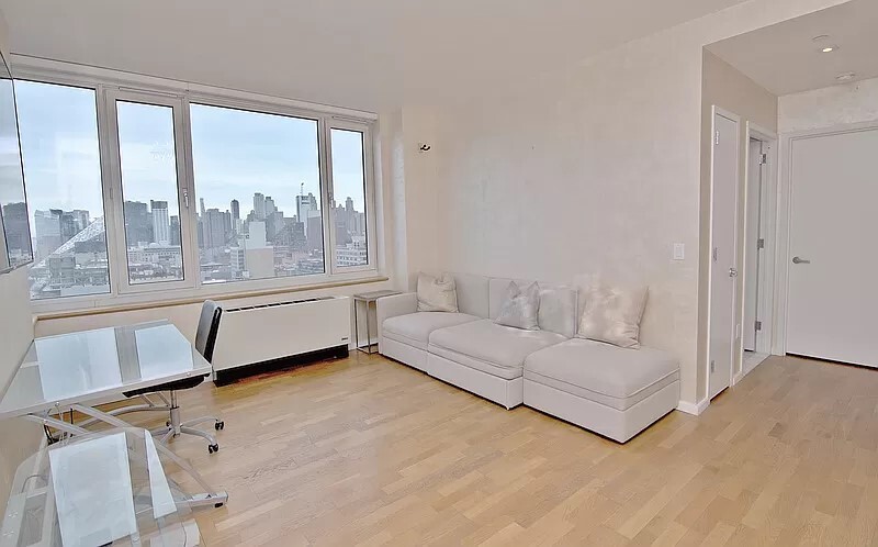 Foto principal - 635 W 42nd St