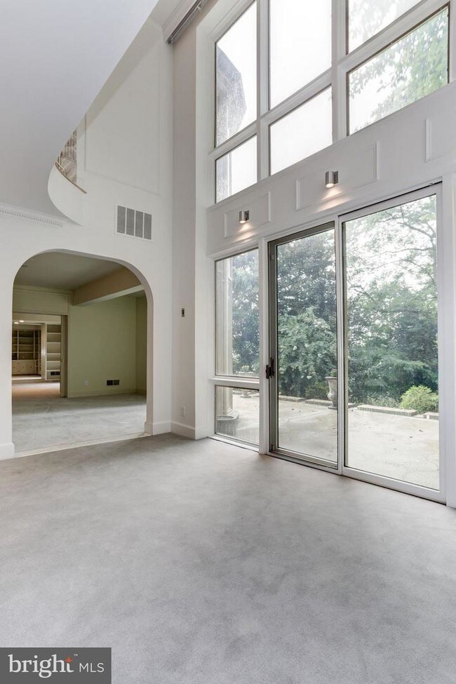 Foto del edificio - 4522 Foxhall Cres NW