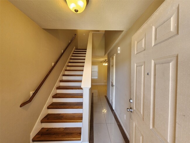 Building Photo - 11111 Valley Kings Dr