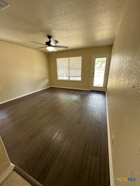 Foto del edificio - 221 Roadrunner Ave