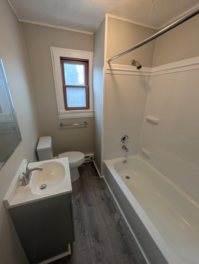 Building Photo - 503 Center Ave