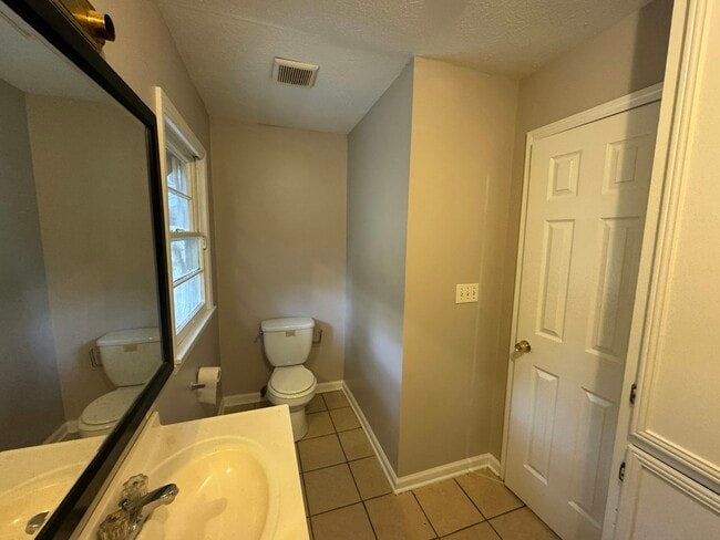 Building Photo - 140 Wildwood Cir