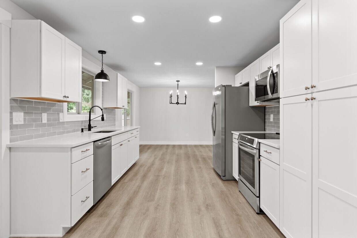 Primary Photo - Gorgeous South Hill Home W/ $1000 Move in ...