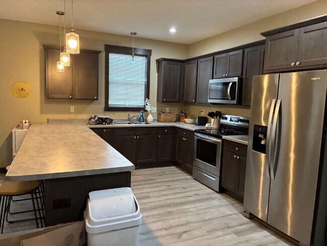 Building Photo - 5 Bed 3 Bath close to UWEC, bike trails, Carson Park, and The Sonnentag!