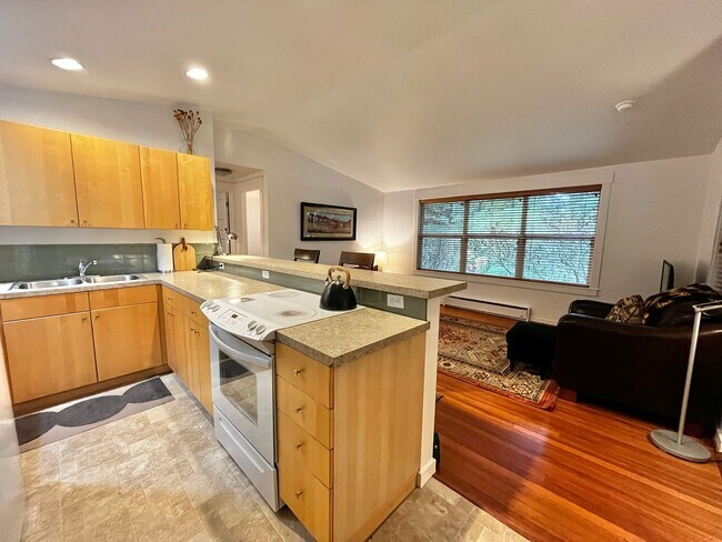 Foto del edificio - Pristine Historic Fort Ward Townhome on Bainbridge Island