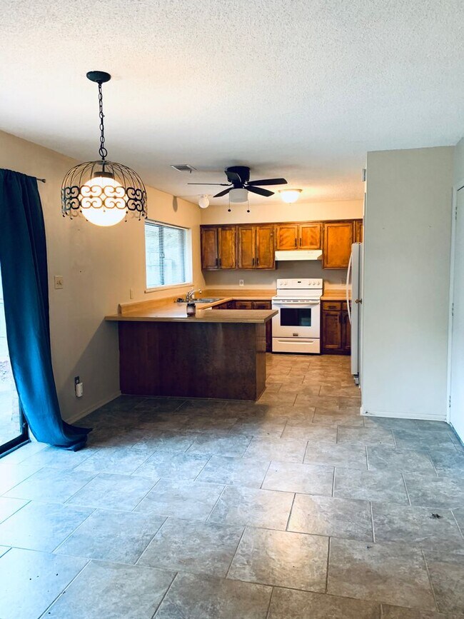 Foto del edificio - Fenced in Yard/Fireplace/3 bed 2bath!