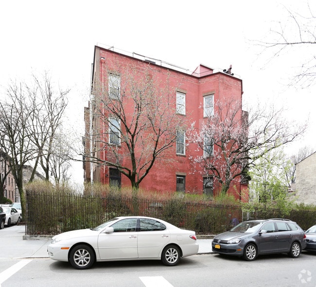 Building Photo - 374 Clinton St
