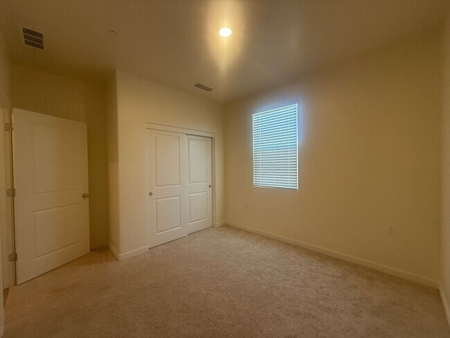 Foto del edificio - Three bedrooms and two bathrooms in Hanford, CA
