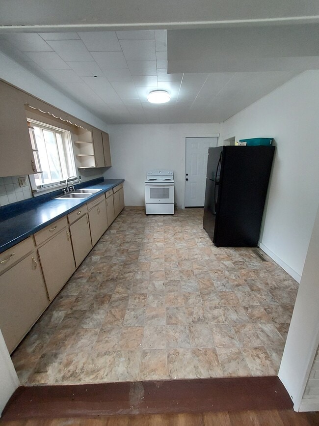 Building Photo - 146 1st St