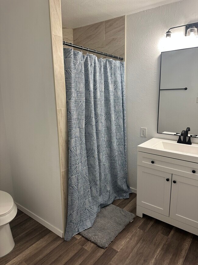 Baño principal - 1705 NW 48th St