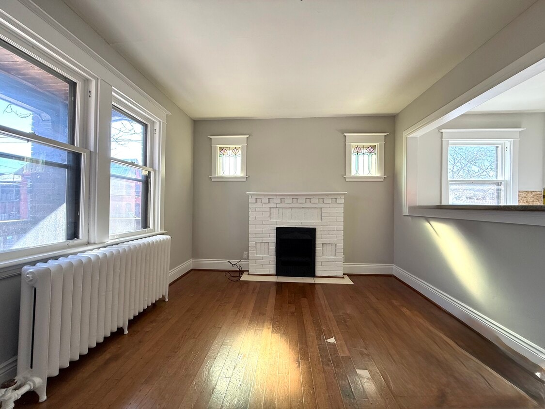 Photo du bâtiment - 2 Bed Plus Den - 96 E Ave S