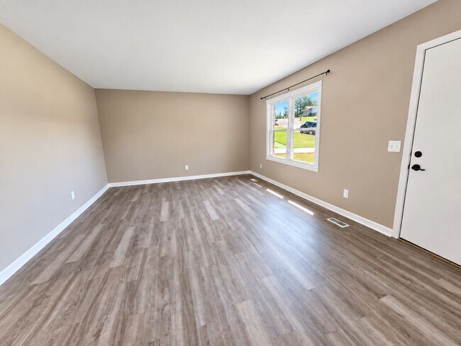 Building Photo - 492 Foster Dr