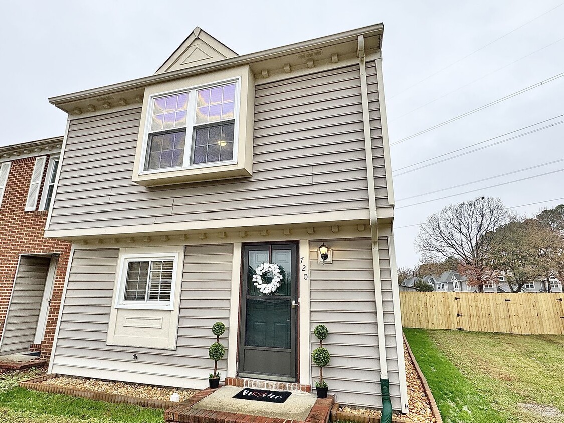 Glenleigh 1st-time Rental! Pet-Friendly, End-Unit Townhome, Cul-De-Sac with HUGE fenced backyard! - Glenleigh 1st-time Rental! Pet-Friendly, End-Unit Townhome, Cul-De-Sac with HUGE fenced backyard!