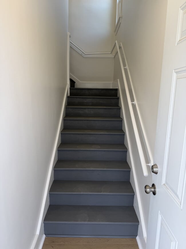 Foto del edificio - Fully Remodeled 1 Bed + 1 Bath Upstairs Unit + In-Unit Laundry + AC