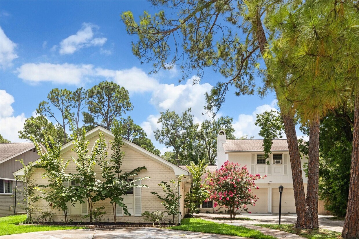 Foto principal - 10607 Longmont Dr