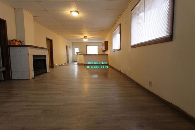 Building Photo - Great 2 Bed, 2 Bath Downstairs in Duplex -...
