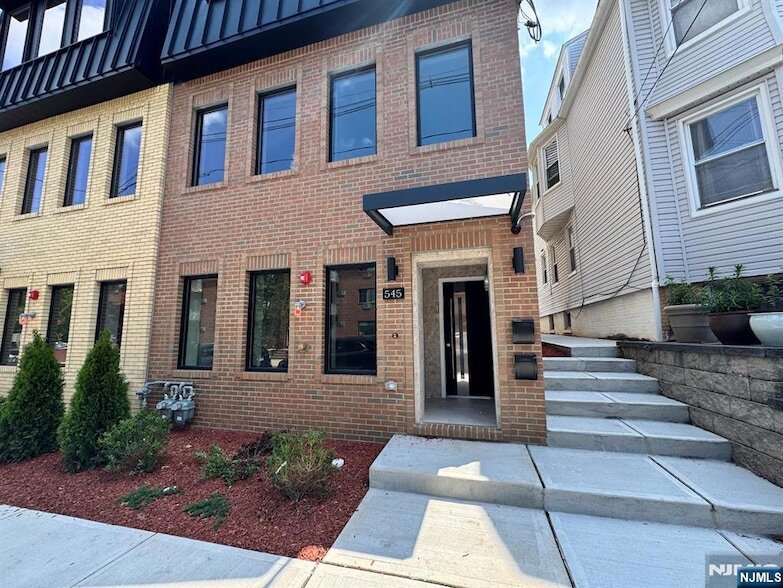 Primary Photo - 545 Central Ave