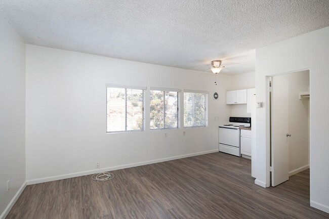 Foto del edificio - Large Studio in Mission Hills + Parking an...