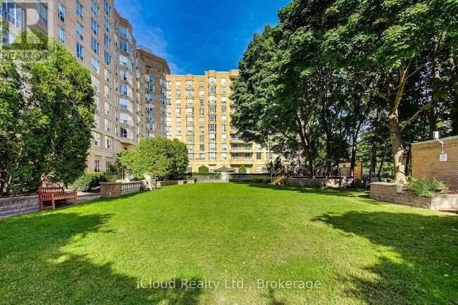 Photo du bâtiment - 21 Overlea Blvd