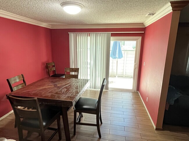 Foto del edificio - 23540 Newhall Ave