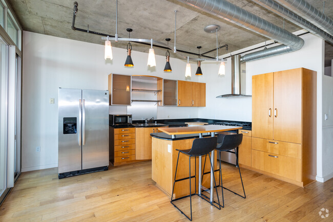 1BR, 1BA - 1,033SF - Kitchen - Waterside Lofts