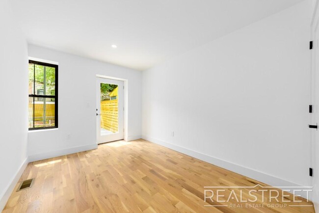 Foto del edificio - new 3 bed 2 Bath Duplex in Ocean Hill!