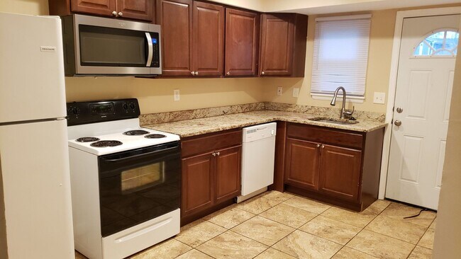 Building Photo - 3 Bedroom 2 Bath townhouse in Dover