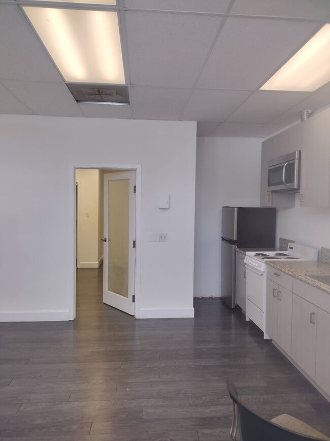 Building Photo - 7450 Girard Ave