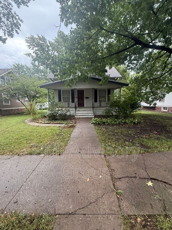 Building Photo - 118 SW Broadmoor Ave