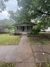 Building Photo - 118 SW Broadmoor Ave
