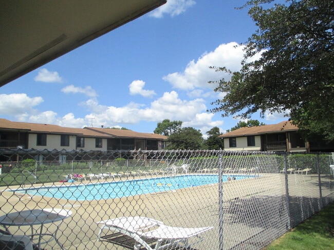 Building Photo - 572 Somerset Ln